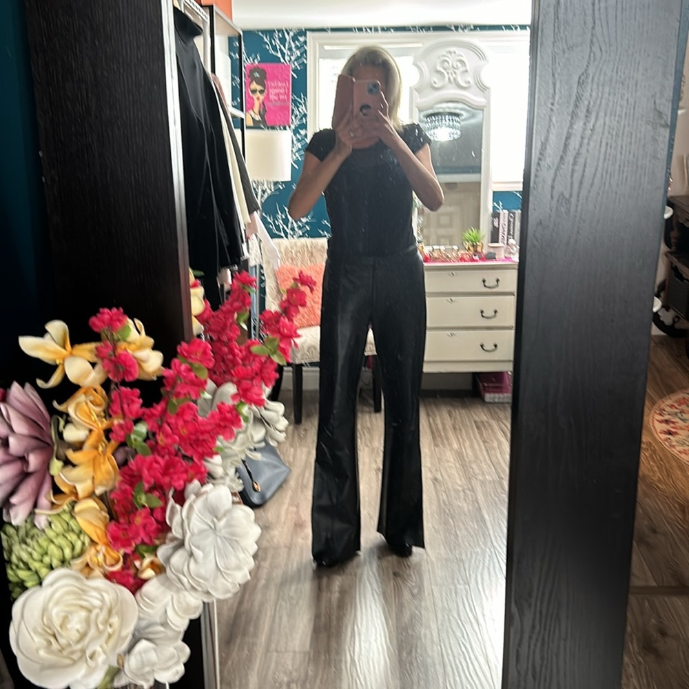 GORGEOUS DANIER Black Leather pants that flare out at the bottom with a zipper. - Picture 6 of 15